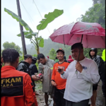 Jamaludin Malik membantu korban banjir