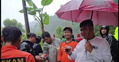 Jamaludin Malik membantu korban banjir