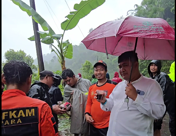 Jamaludin Malik membantu korban banjir